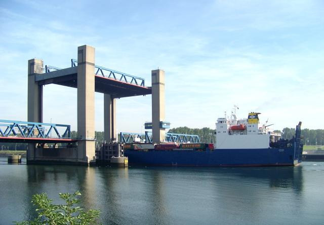De Calandbrug, een spoorbrug in het Rotterdamse havengebied De Calandbrug, een spoorbrug in het Rotterdamse havengebied