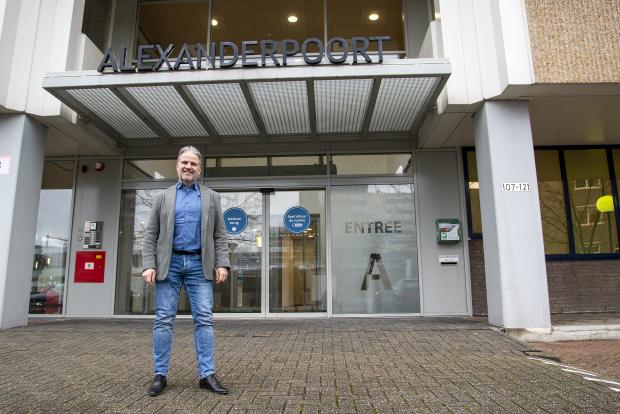 Pieter Kuijt voor het nieuwe kantoorpand van NNVO Pieter Kuijt voor het nieuwe kantoorpand van NNVO